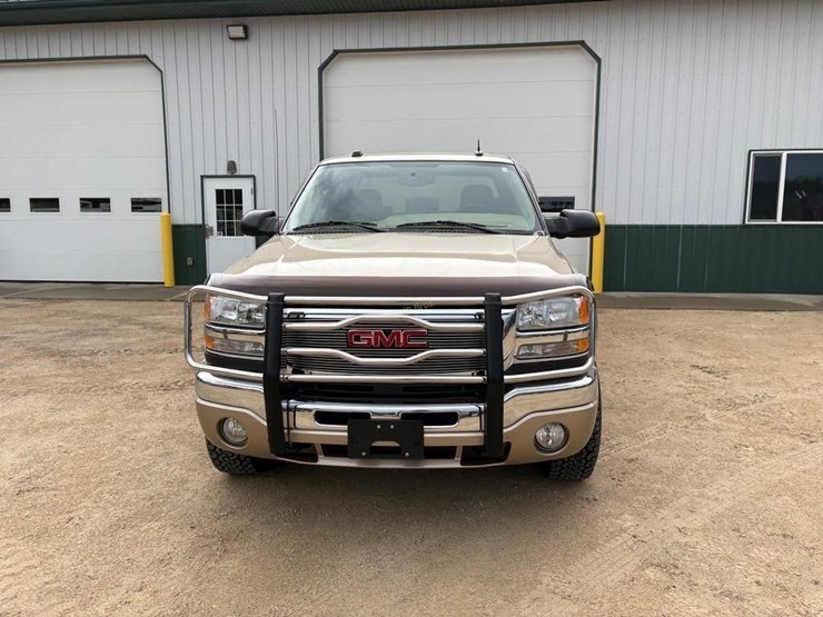 2004-gmc-sierra-2500-image-4