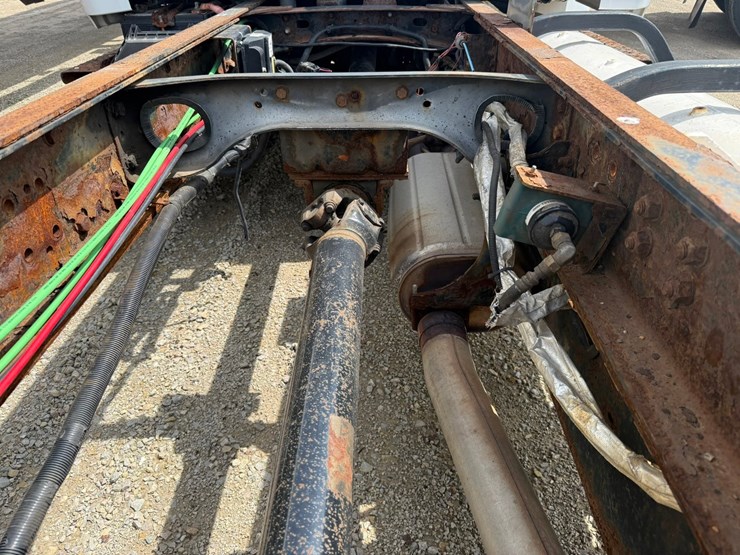 #1174-•-2015-freightliner-cab-and-chassis-image-39