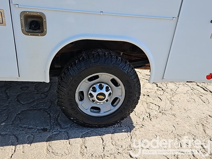 2022-chevrolet-2500hd-image-12