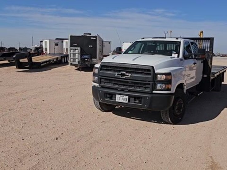 2022-chevrolet-silverado-6500hd-image-1