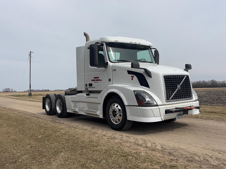 2015-volvo-vnl-semi-image-3