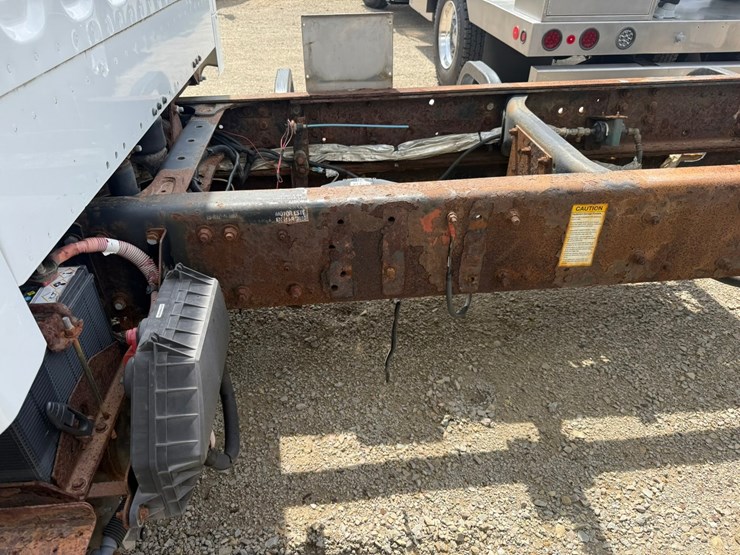 #1174-•-2015-freightliner-cab-and-chassis-image-30