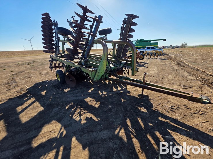 john-deere-335-image-3