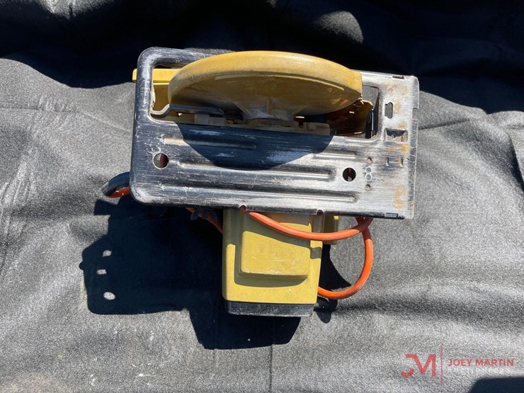 black-&-decker-electric-7-1/4"-circular-saw-image-2