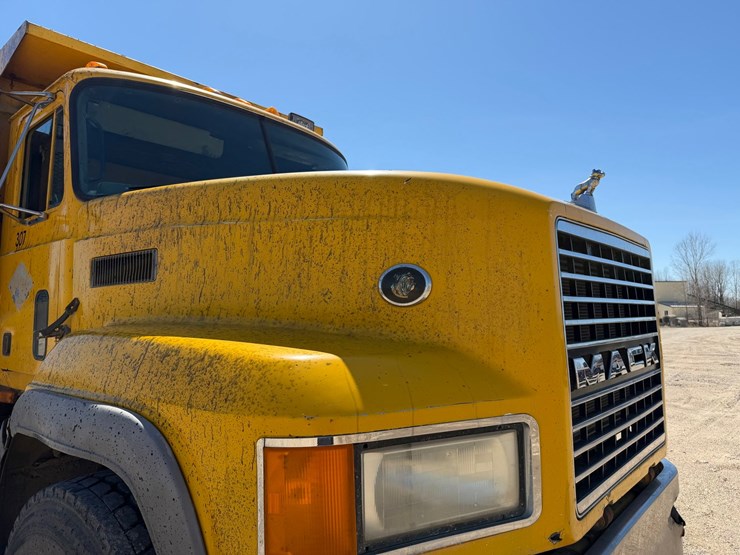 1995-mack-cl713-image-20