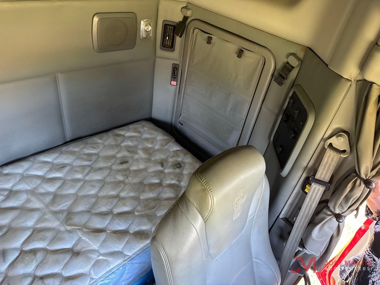 2017-kenworth-t880-image-46