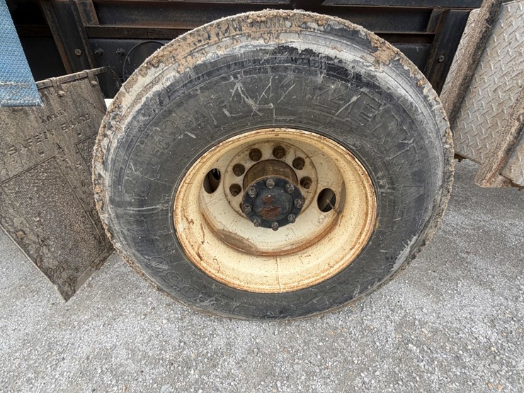 2012-peterbilt-337-image-15