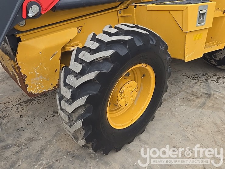 2021-deere-410l-image-12