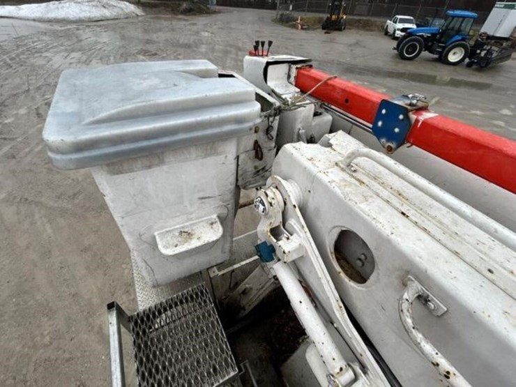 2004-freightliner-fl80-image-74
