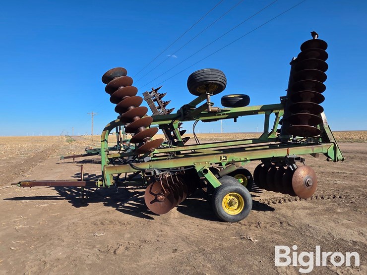 john-deere-335-image-8
