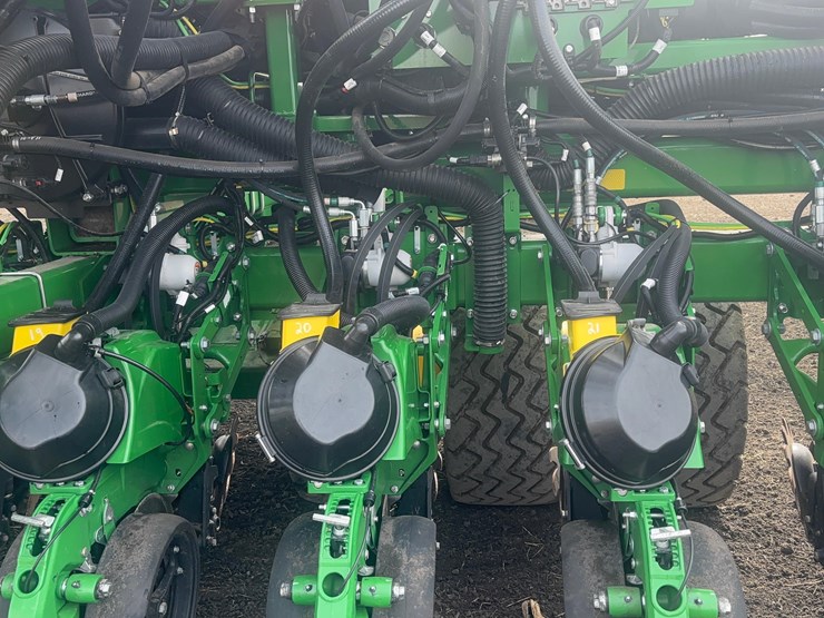 2024-john-deere-db66-image-32