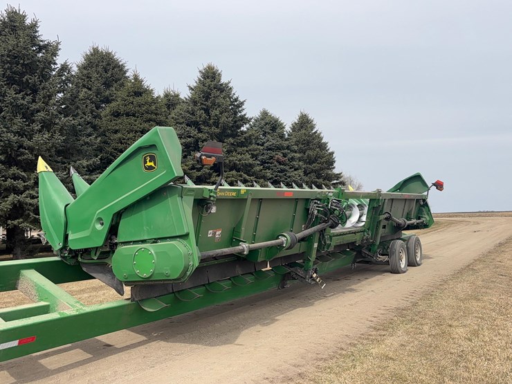 2023-john-deere-c18r-image-5