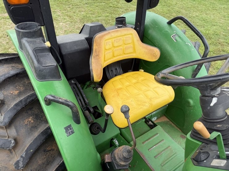 2015-john-deere-5075e-image-16