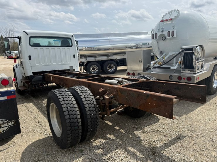 #1174-•-2015-freightliner-cab-and-chassis-image-4