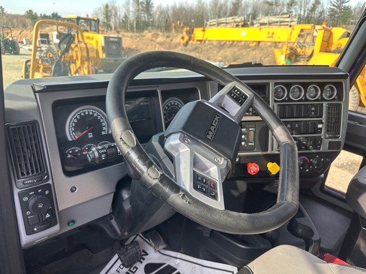 2019-massey-ferguson-8-image-25