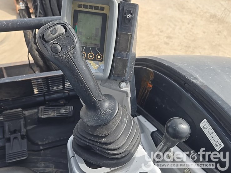 2019-deere-35g-image-59