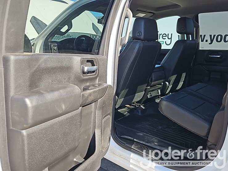 2022-chevrolet-2500hd-image-21