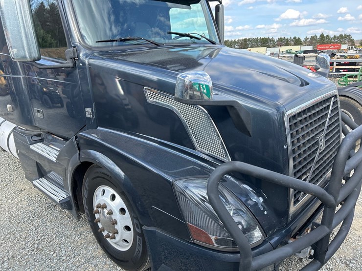 2009-volvo-10-image-11