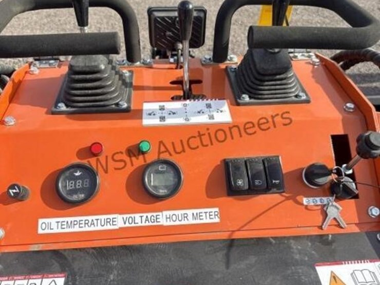 2026-sdl-36c-stand-up-skid-steer-image-10