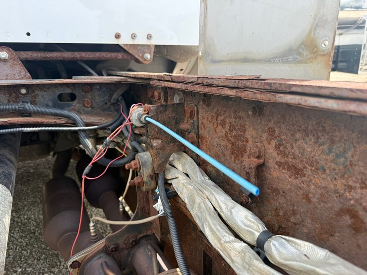 #1174-•-2015-freightliner-cab-and-chassis-image-38