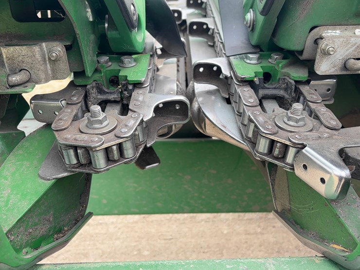 2023-john-deere-c18r-image-15