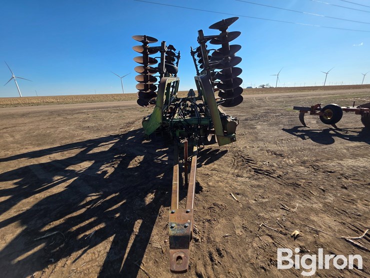 john-deere-335-image-2