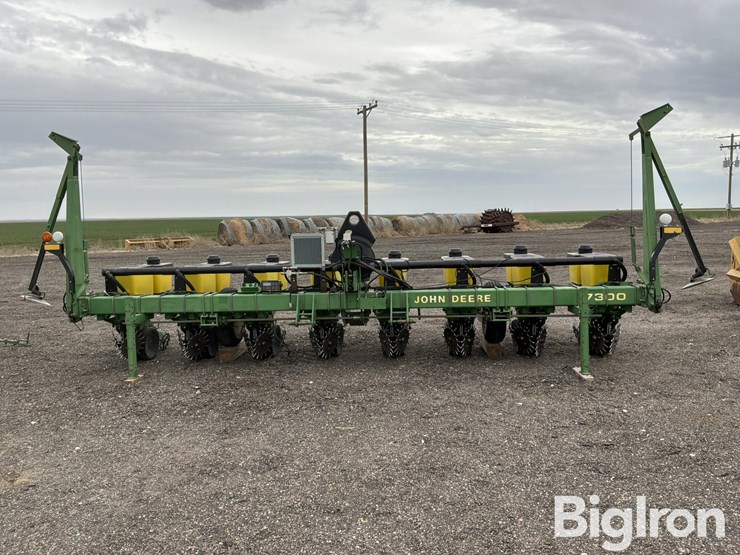 john-deere-7300-image-2