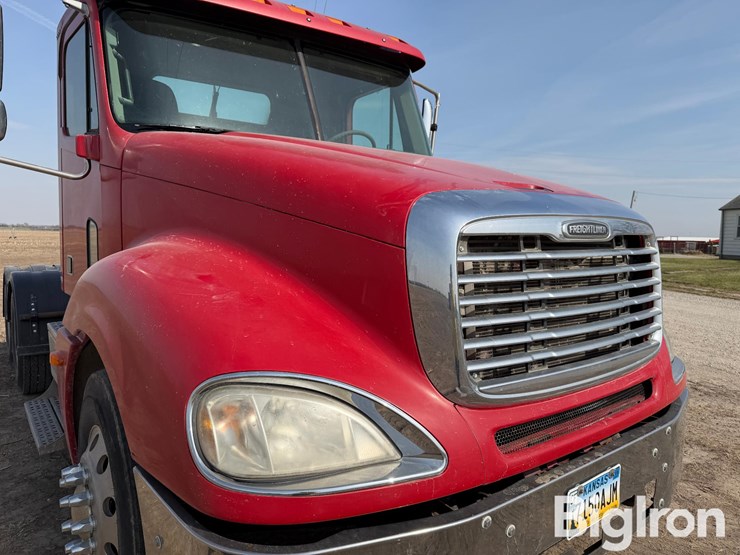 2006-freightliner-columbia-120-image-19