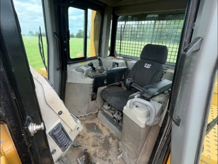 2012-caterpillar-d6t-image-11