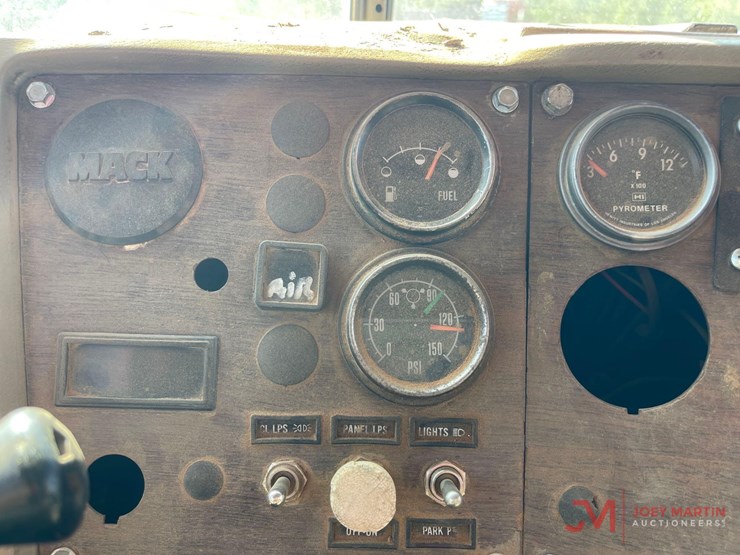 1984-mack-rd686s-image-28