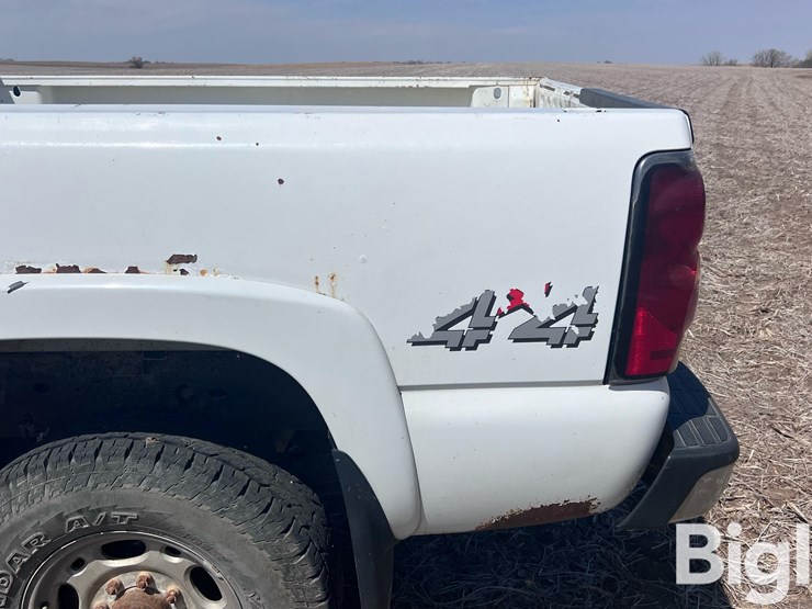 2004-chevrolet-silverado-2500-image-9