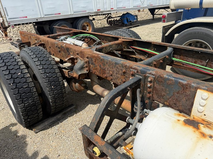 #1174-•-2015-freightliner-cab-and-chassis-image-34