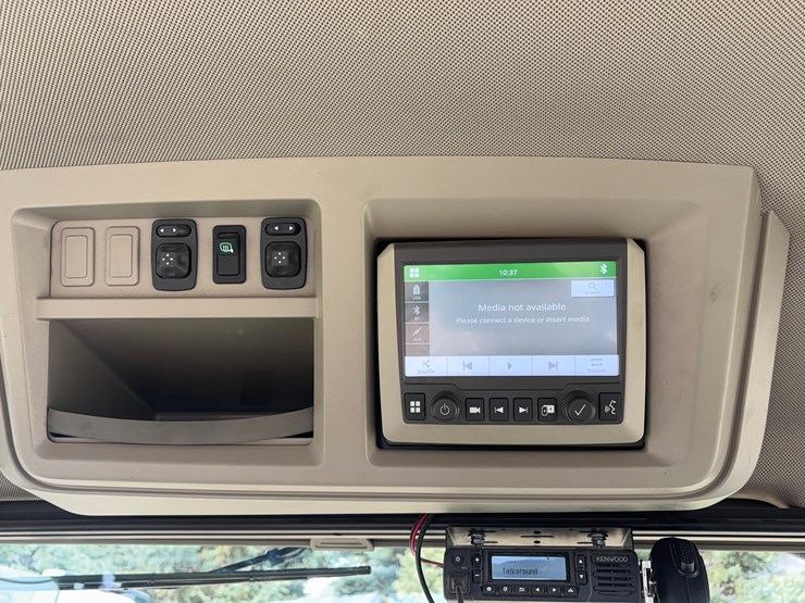 2022-john-deere-8r-370-image-18