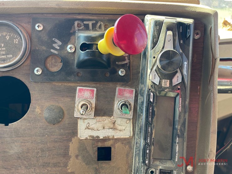 1984-mack-rd686s-image-27