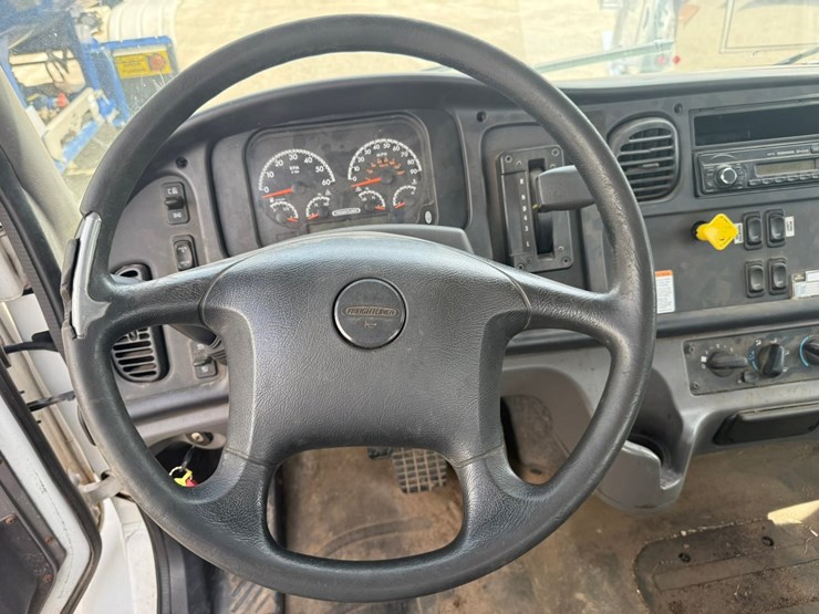 #1174-•-2015-freightliner-cab-and-chassis-image-62