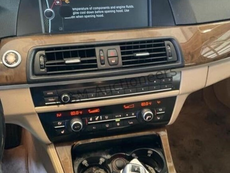 2011-bmw-528i-sdn-image-18