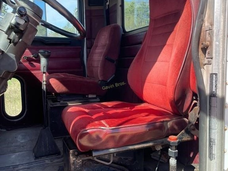 1989-peterbilt-375-image-10