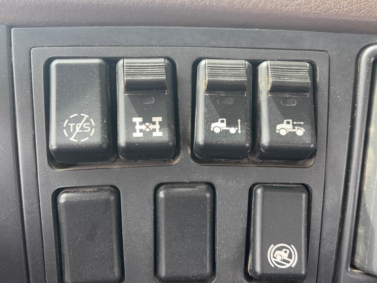 2015-volvo-vnl-semi-image-21