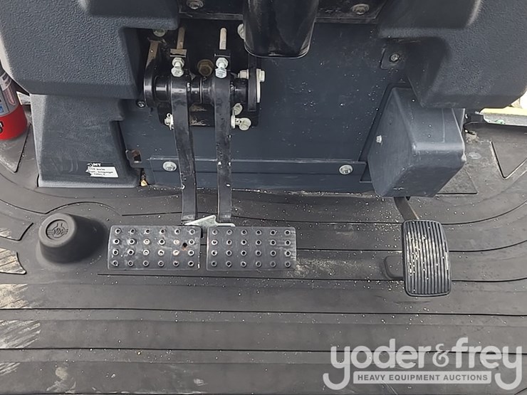2021-deere-410l-image-64