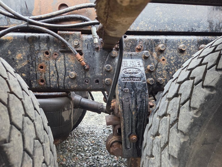 1995-peterbilt-357-image-44