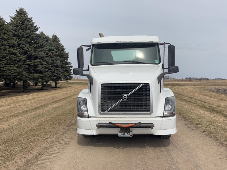 2015-volvo-vnl-semi-image-2