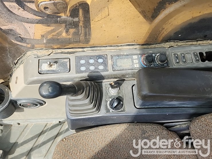 2005-caterpillar-330-image-47