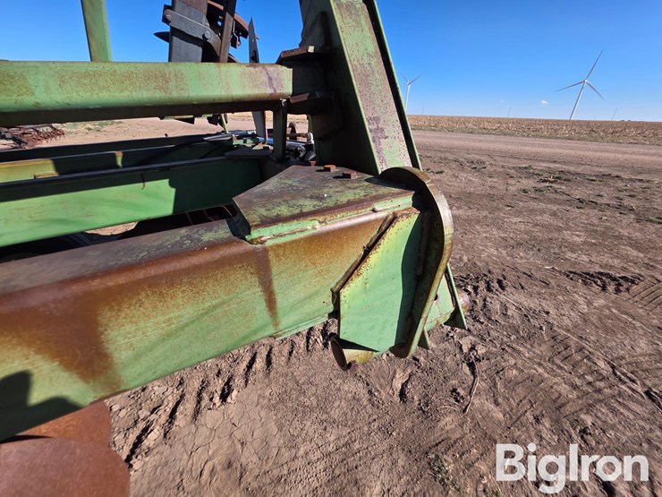 john-deere-335-image-16