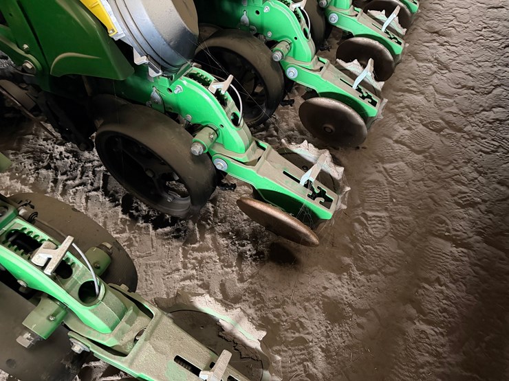 2024-john-deere-db66-image-18