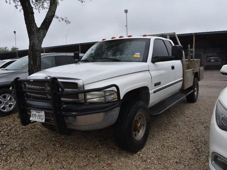 2000-dodge-2500-image-1