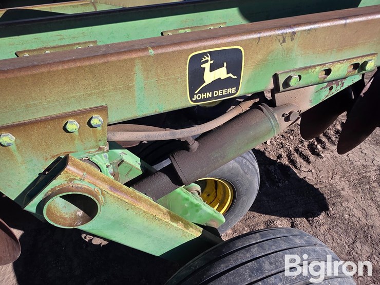 john-deere-335-image-9