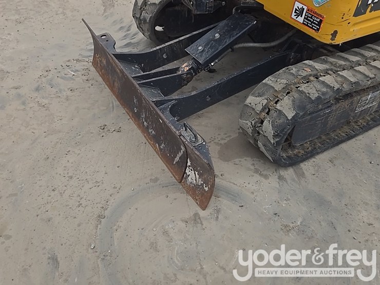 2022-deere-17g-image-25