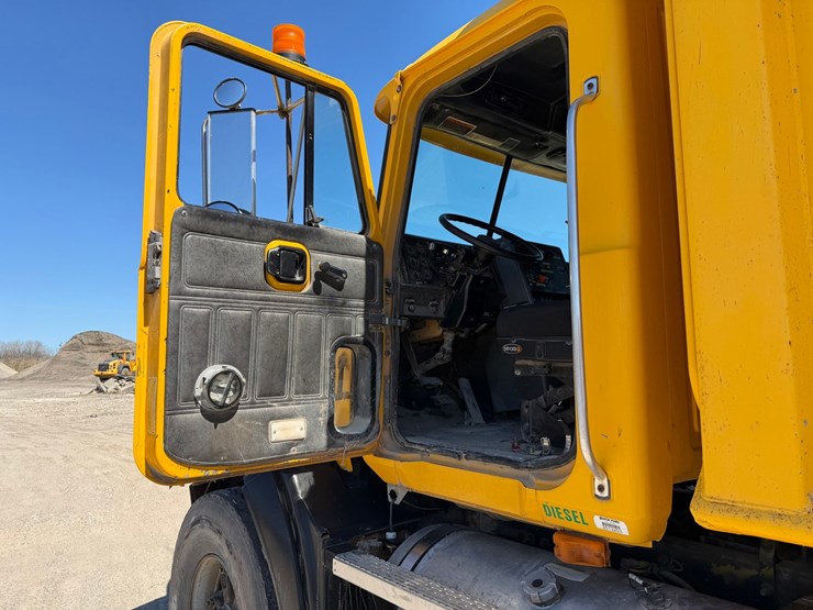 1995-mack-cl713-image-41