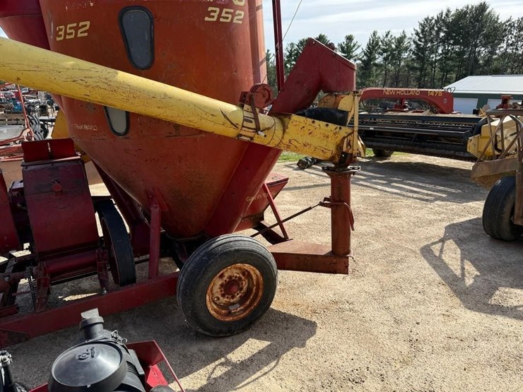 new-holland-352-image-6