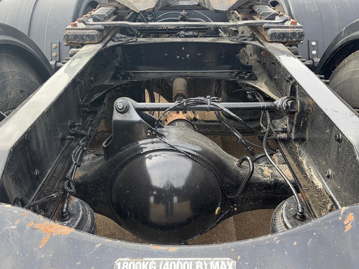 2015-volvo-vnl-semi-image-27